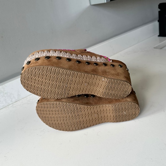 Mou | Leather Overstitching Suede Clogs - Cognac & Pink - 60mm Wedge - Picture 15 of 15